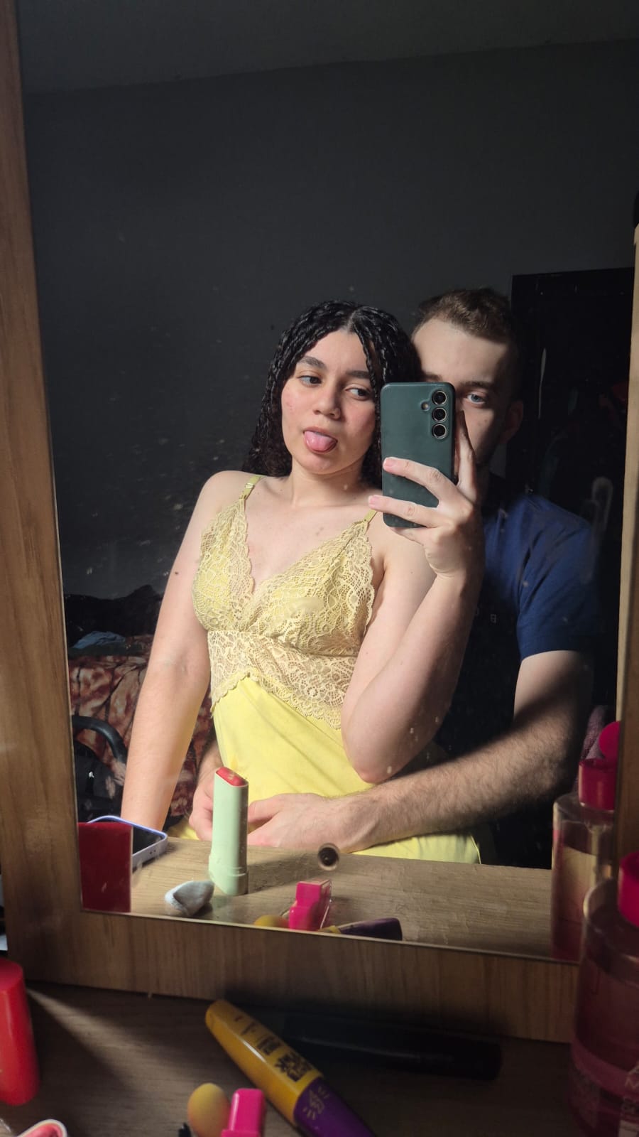 Nós dois abraçados numa selfie no espelho, ela de amarelo