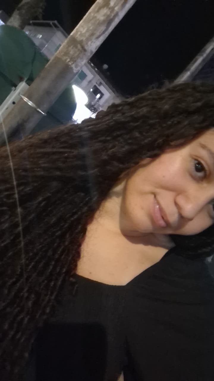 Selfie dela com blusa preta e tranças