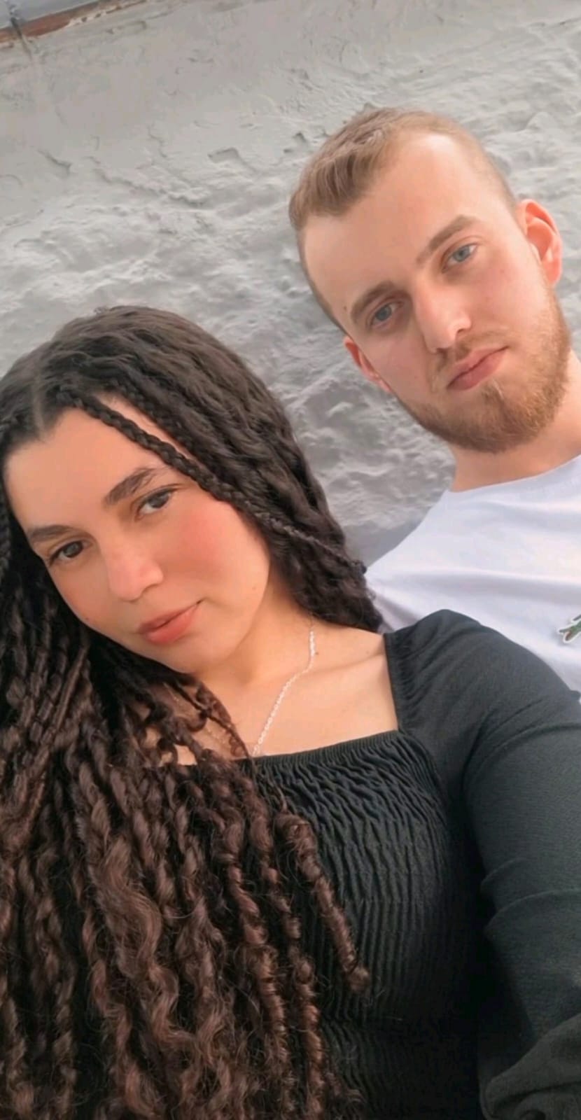 Nós dois juntos, ela de preto e ele de branco
